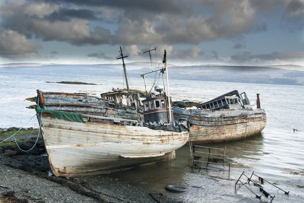 Tre övergivna fiske trålare — Stockfoto