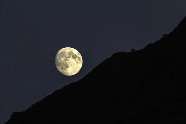 Sorgere della luna su un crinale sagomato — Foto Stock