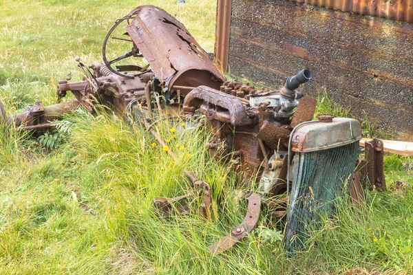 Tractor destrozado oxidándose en pedazos — Foto de Stock