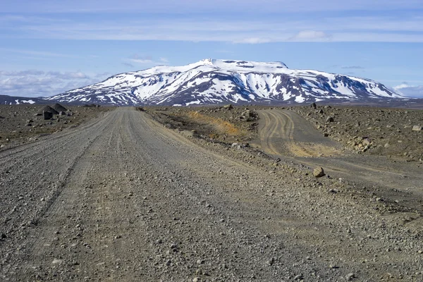 Islandés pistas de suciedad con volcán Ok en el fondo —  Fotos de Stock
