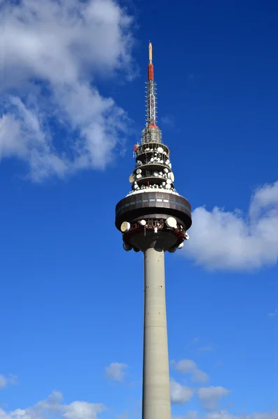 Tower met antenne in Madrid — Stockfoto