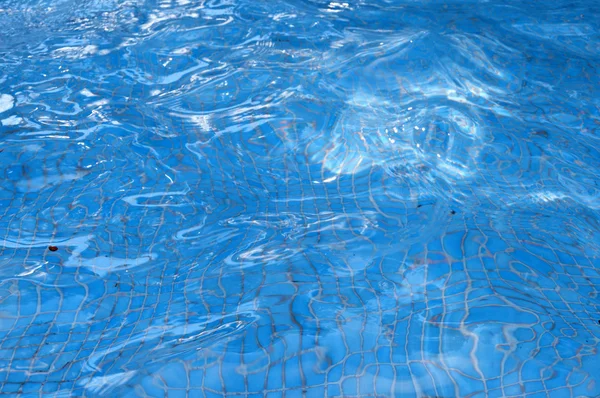 Голубой фонтан воды бассейна — стоковое фото