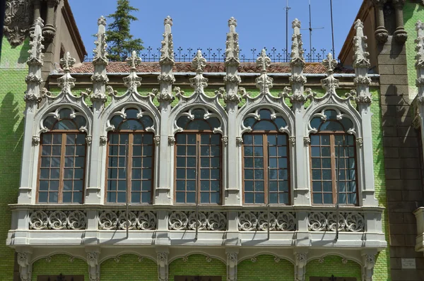 Fenster im neugotischen Stil — Stockfoto