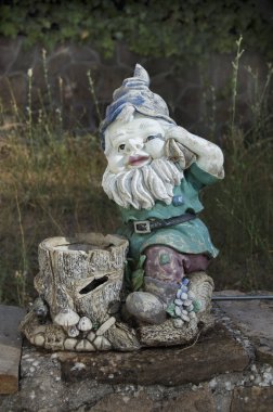 Seramik bahçe cücesi yakından görülüyor.