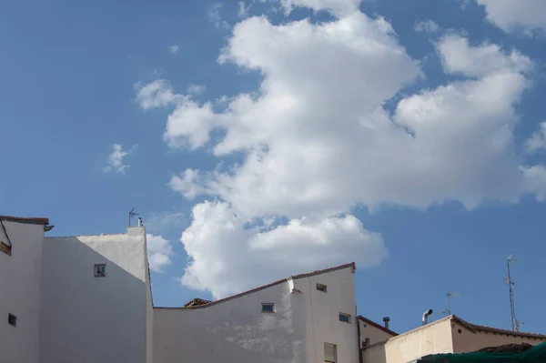 Кілька Білих Фасадних Будівель Дахів Небом Білими Хмарами Вище — стокове фото