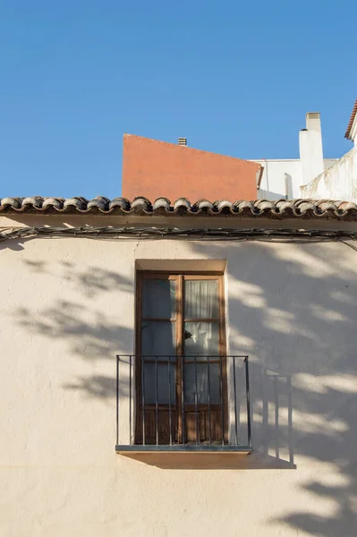 Fachada Con Balcón Viejo Con Cristal Roto Una Sombra Árbol —  Fotos de Stock