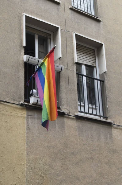 Fachada Moderna Com Varandas Gêmeas Deles Bandeira Arco Íris — Fotografia de Stock