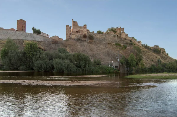 Vue Sur Complexe Historique Ville Escalona Château Avec Rivière Alberche Photos De Stock Libres De Droits