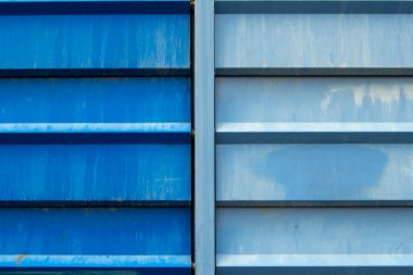 yatay tırtıklı metalik zemin, dikey bir çizgiyle bölünmüş, iki ton cyan ve kobalt mavisi