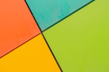 Dört turuncu, turuncu, turkuaz ve sarı köşeli metalik arkaplan