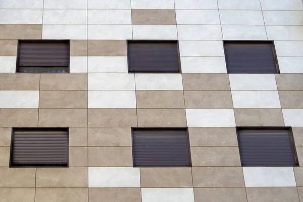 Fachada Azulejos Tono Beige Crema Con Seis Ventanas Cuadradas — Foto de Stock