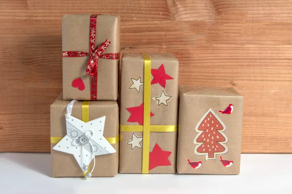 Varios Paquetes Regalo Navidad Con Adornos Cristmas Sobre Fondo Madera — Foto de Stock