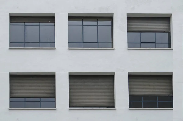 Weiße Fassade Mit Sechs Rechteckigen Fenstern Mit Unterschiedlich Hohen Rollläden — Stockfoto
