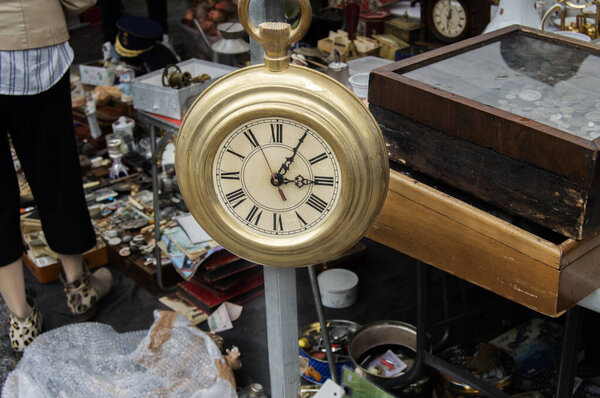 старые позолоченные часы в рыночной кабинке на Растро де Мадрид. Испания