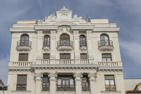 Edifício Historicista Madrid Com Varandas Janelas Balaustradas Topo Relógio Sol — Fotografia de Stock