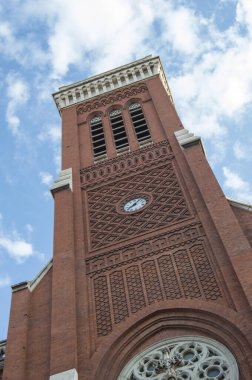 Madrid 'deki Kutsal Haç' ın Neomudjar kilise kulesinin tuğla cephesi. İspanya