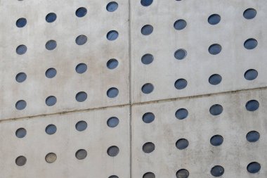 dört parçaya bölünmüş opak cam daireli beton duvar