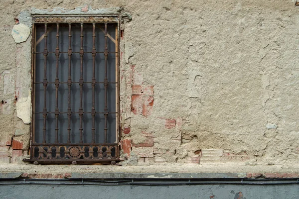 Старое Окно Решеткой Пилинговой Стене — стоковое фото