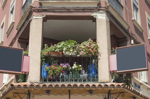 Renkli Çiçeklerle Dolu Bir Balkon Sağ Tarafta Castilian Bir Işaret — Stok fotoğraf