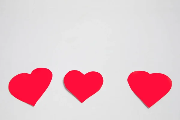 Beyaz Arkaplanda Yatay Olarak Izole Edilmiş Kırmızı Kağıt Kalp — Stok fotoğraf