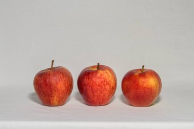 Beyaz arka planda izole edilmiş üç Royal Gala elması.