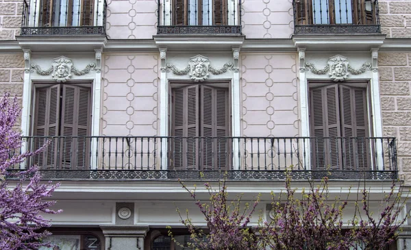 Art Nouveau Balcony Three Doors Stone Woman Face Lintel — Foto de Stock