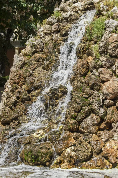 Waterval Die Stroomt Van Een Berg Stenen Een Park — Stockfoto