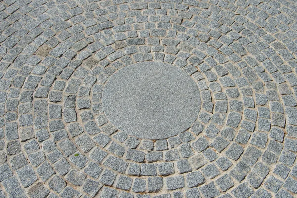 庭の円形花崗岩の石畳の床 — ストック写真