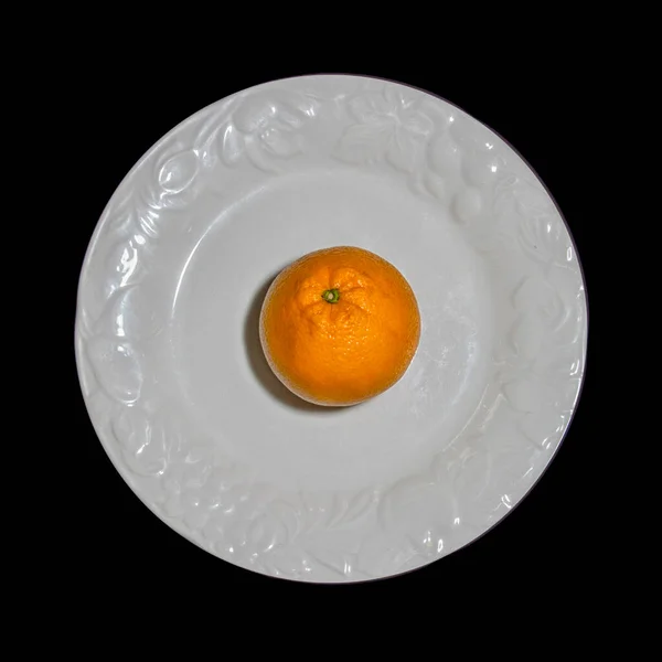 Bílá Keramická Deska Oranžovou Černém Pozadí Formát Čtverce — Stock fotografie