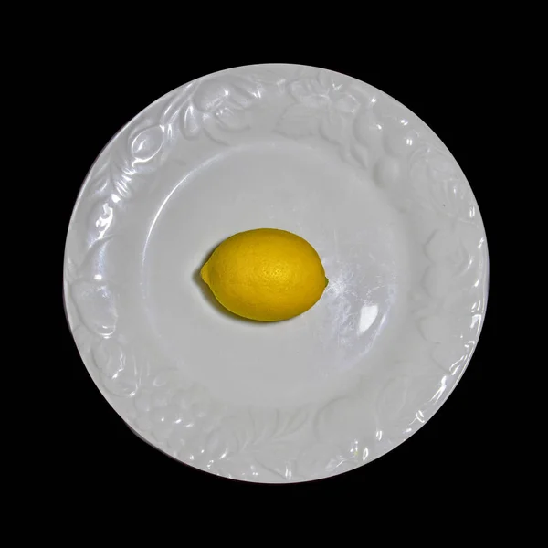 黑色底座上有柠檬的白色陶瓷盘 正方形格式 — 图库照片