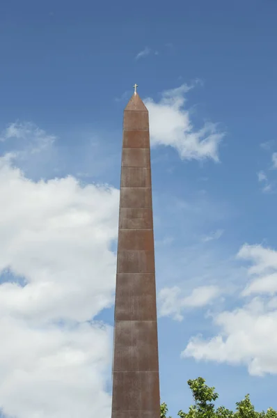 Obelisco Ferro Com Uma Pequena Cruz Numa Rua Madrid Espanha — Fotografia de Stock