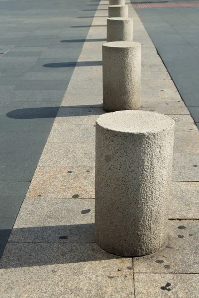 Pilonas Piedra Proyectando Sombra Una Calle Madrid —  Fotos de Stock