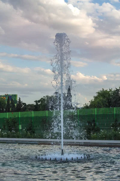 Jet Fontaine Vertical Dans Étang Dans Jardin Madrid Espagne — Photo