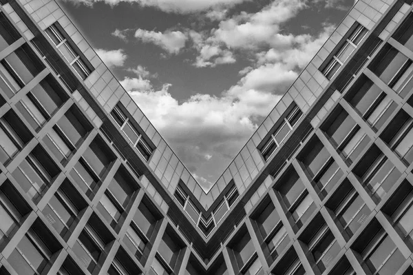 マドリードのガラスの建物の角度を収束 白黒写真 — ストック写真