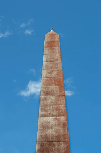 马德里大街上有一个小十字架的铁方尖碑 西班牙 — 图库照片