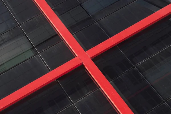 Fachada Del Edificio Vidrio Oscuro Acero Rojo Formando Una — Foto de Stock