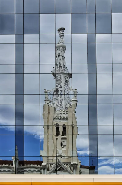 Torre Iglesia Concepcin Madrid Reflejada Las Ventanas Edificio Moderno Frente —  Fotos de Stock