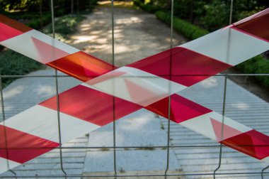 Geçişi engellemek için metal bir çitin üzerine bantlanmış bir bant.