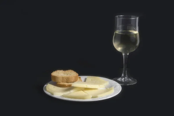 Stillleben Mit Teller Mit Käse Und Brot Und Einem Glas — Stockfoto