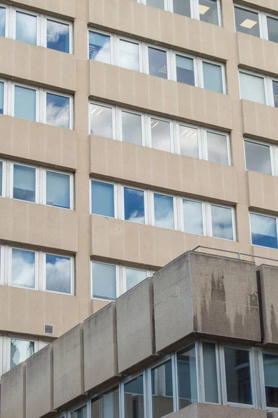 Fassade Mit Glasfenstern Denen Sich Die Wolken Spiegeln — Stockfoto