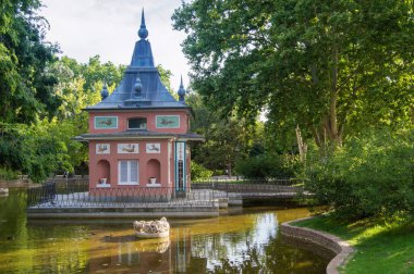 Madrid 'deki Retiro Parkı' nda göleti olan Neoklasik Çadır