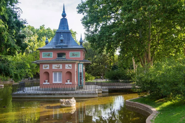 Neoklasicistní Pavilon Rybníkem Parku Retiro Madridu — Stock fotografie