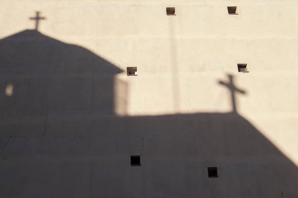 Fassade Eines Gebäudes Mit Kleinen Fenstern Die Der Schatten Einer — Stockfoto