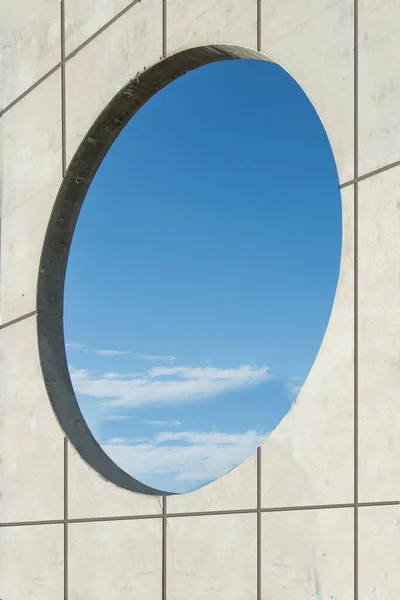 Okrągła Szczelina Kamiennej Ścianie Parku Przez Którą Można Zobaczyć Niebo — Zdjęcie stockowe