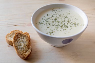 Fransız usulü soğuk sebze çorbası, tipik Fransız yemeği.