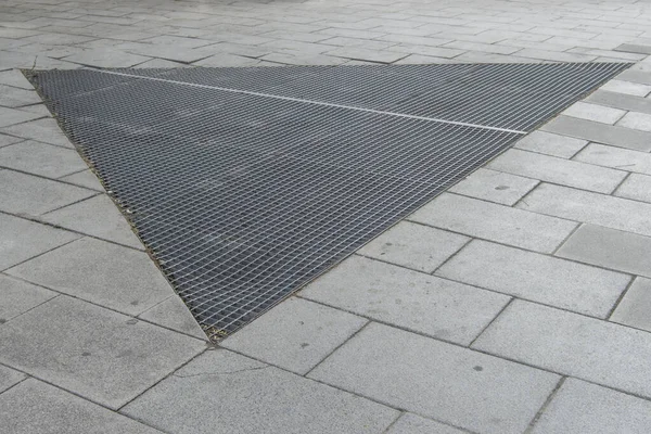 Dreieckiger Metallgrill Auf Dem Bürgersteig Einer Straße — Stockfoto