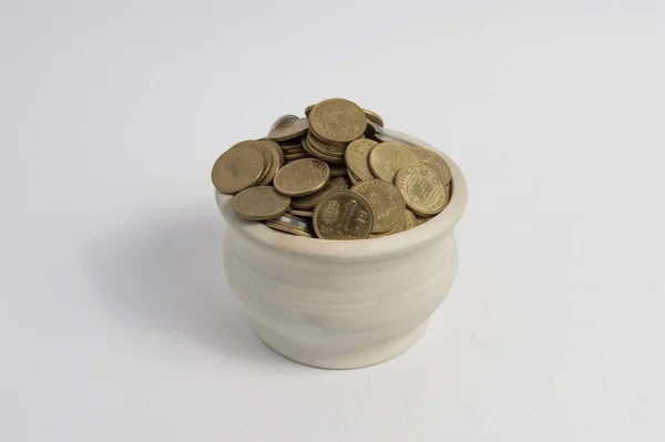 Tigela Cerâmica Cheia Velhas Pesetas Douradas Isolado Fundo Branco — Fotografia de Stock