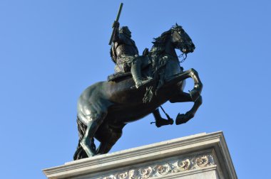bronz heykelinterior del garaje de estacionamiento subterráneo