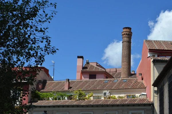 TECHAS DE BRICK Y chimenea — Foto de Stock