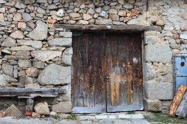 Büyük bir ahşap kapı